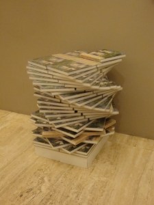 Oeuvre contemporaine? Non une pile de catalogues!