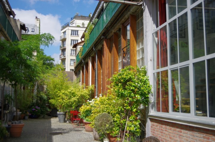 Cour intérieure de l'atelier d'Arlette Ginioux -Bdef