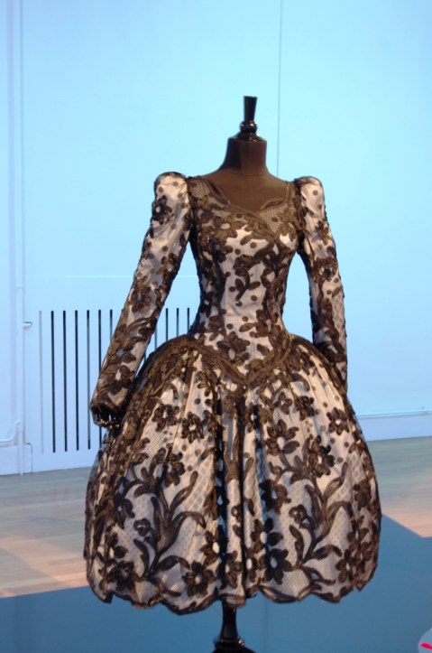 robe blanche et noire_Envie d'ailleurs_ Ruban c'est la mode